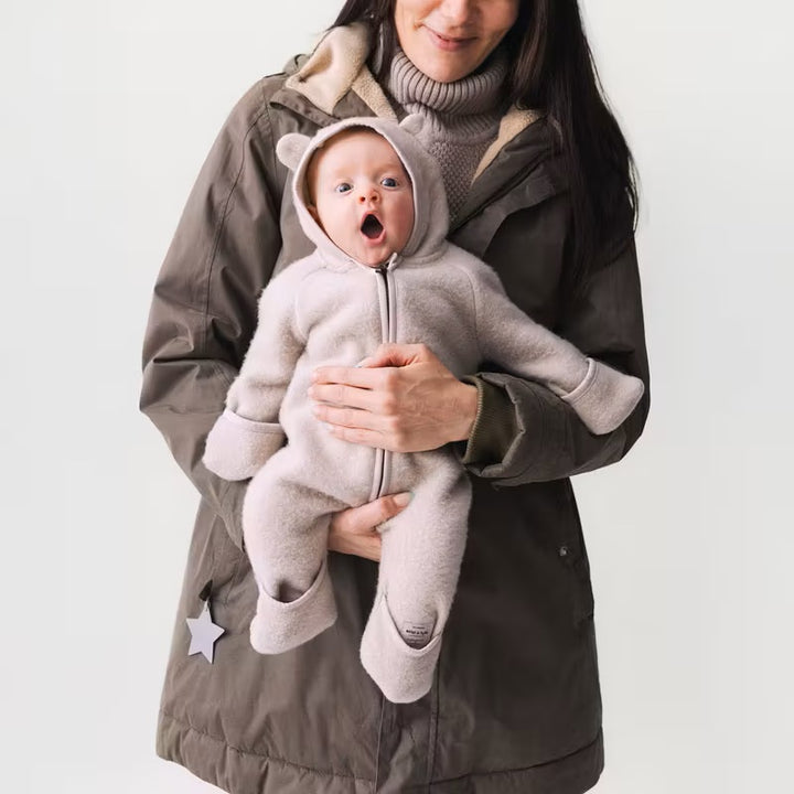 Jela flisdrakt, Sesame