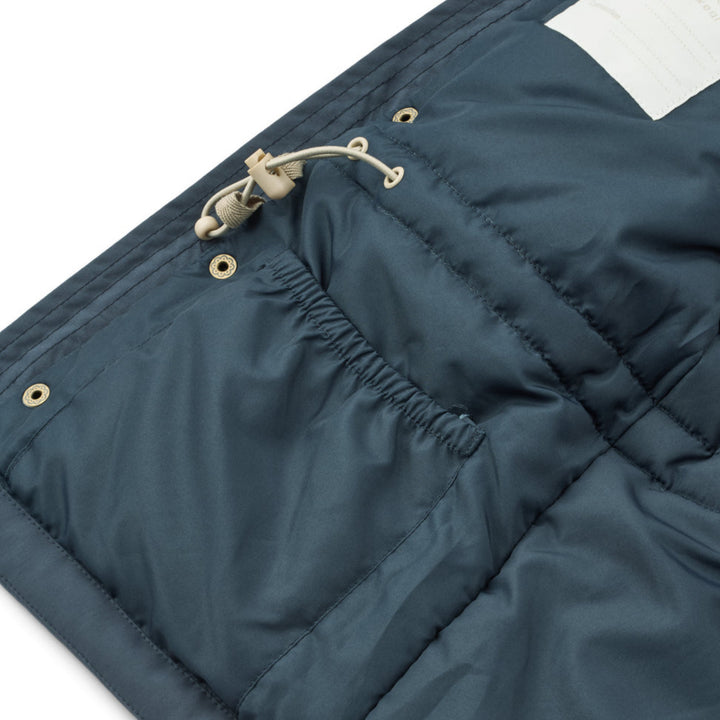 Omas vetrarjakki, Ink