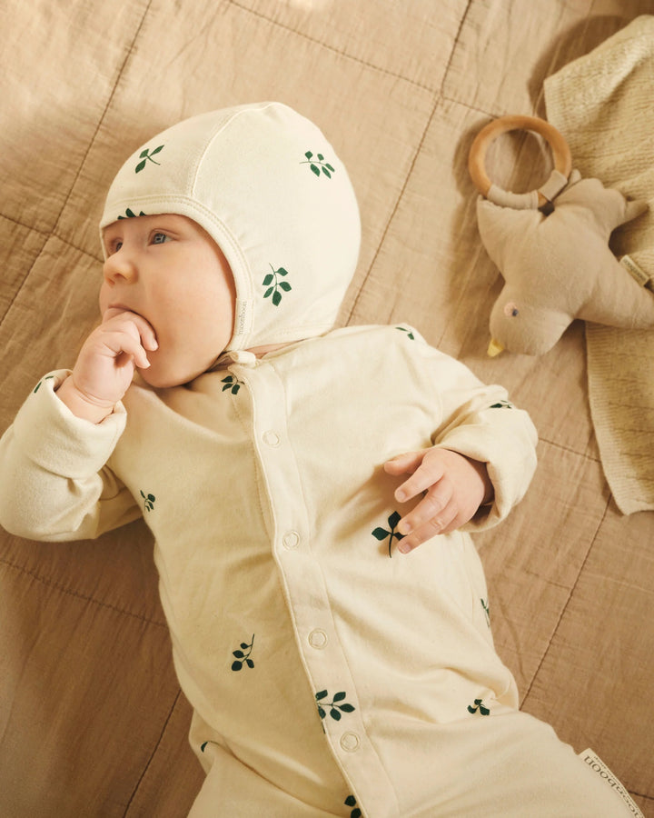 Gávueskja við drakt og húgvu, Leaf