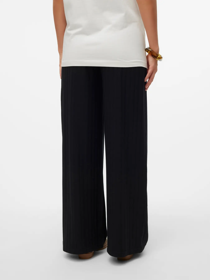 Lucy buksur, Black