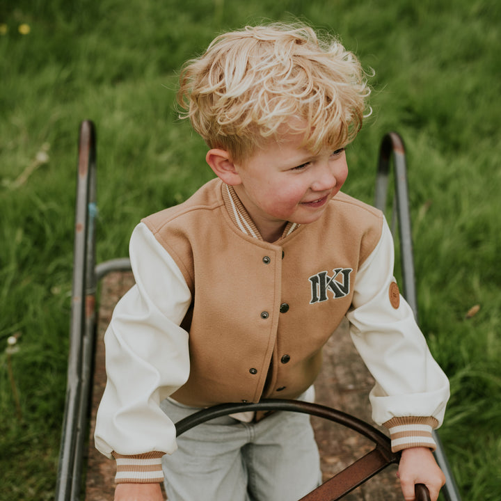 College jakki, Dark Sand